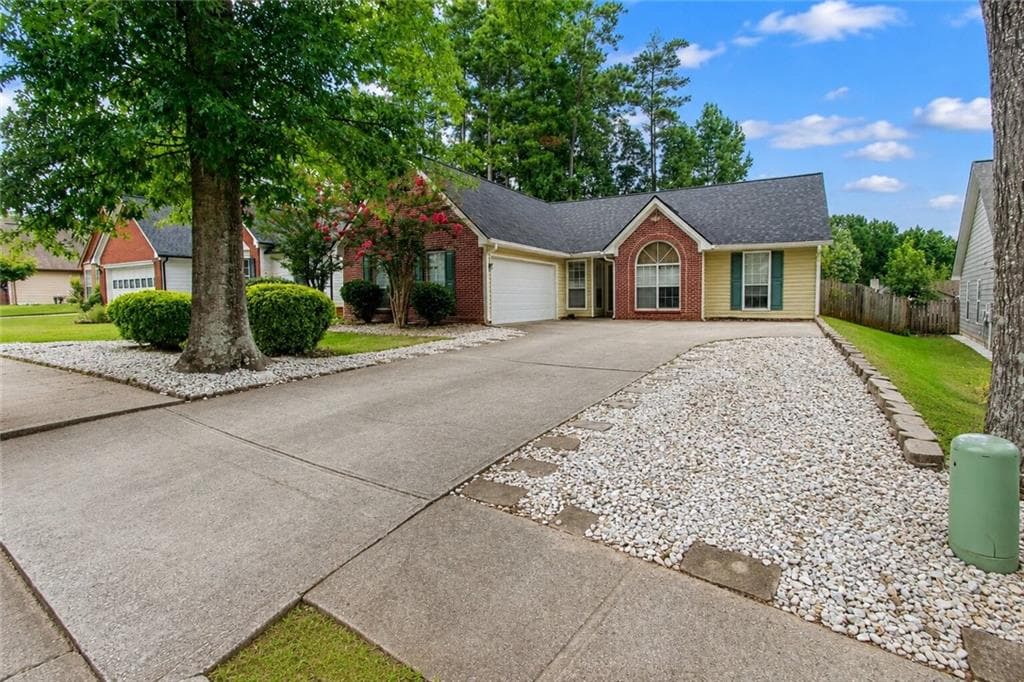 4 bedroom, 2 bathroom, 1,668 sq ft single family residence for sale at 5165 Sterling Trace Court, Lilburn, GA 30047 — photo 4