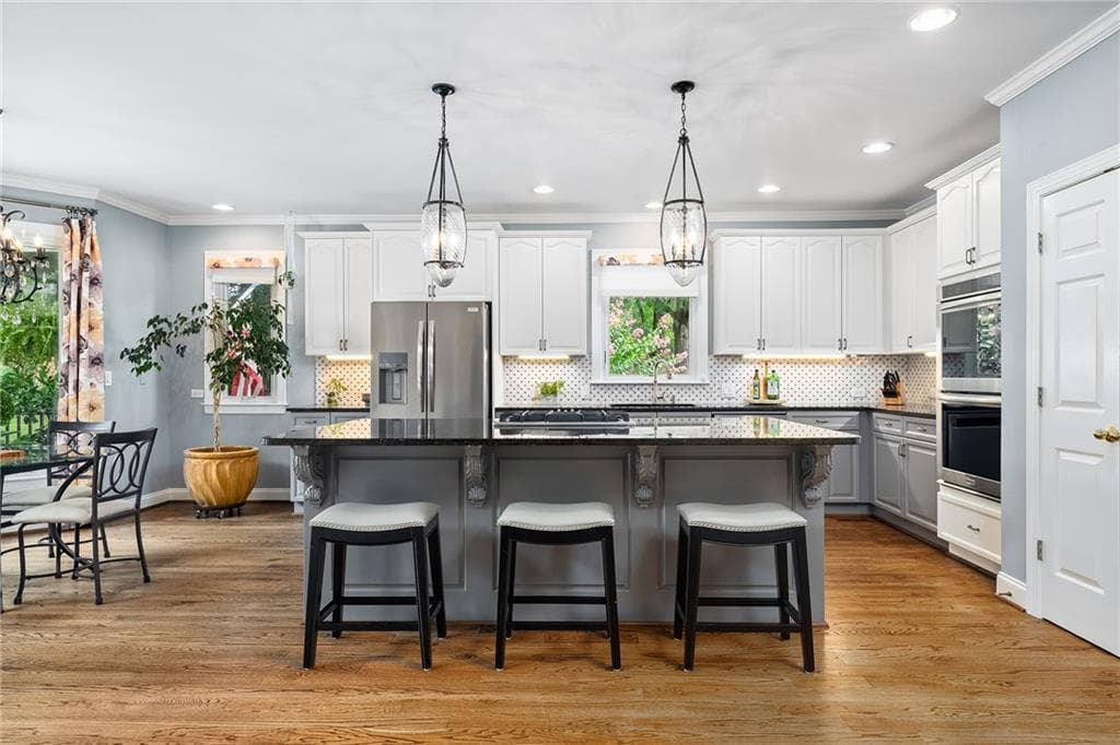5 bedroom, 4 bathroom, 5,695 sq ft single family residence under contract at 710 Lake Medlock Drive, Johns Creek, GA 30022 — photo 5
