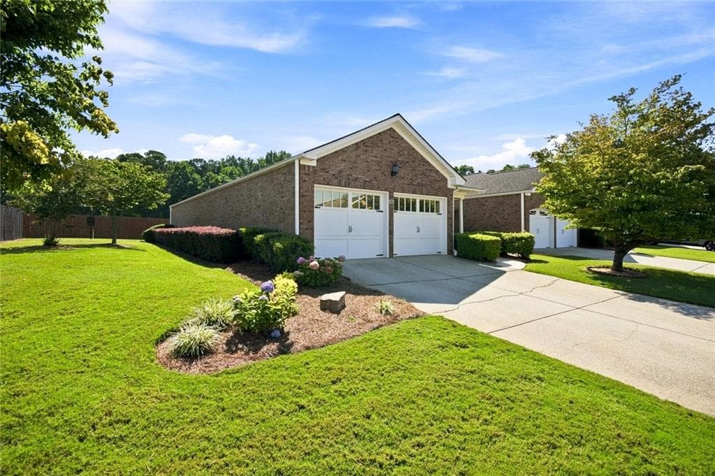 2 bedroom, 2 bathroom, 1,676 sq ft single family residence for sale at 131 Countryside Court, Woodstock, GA 30189 — photo 2