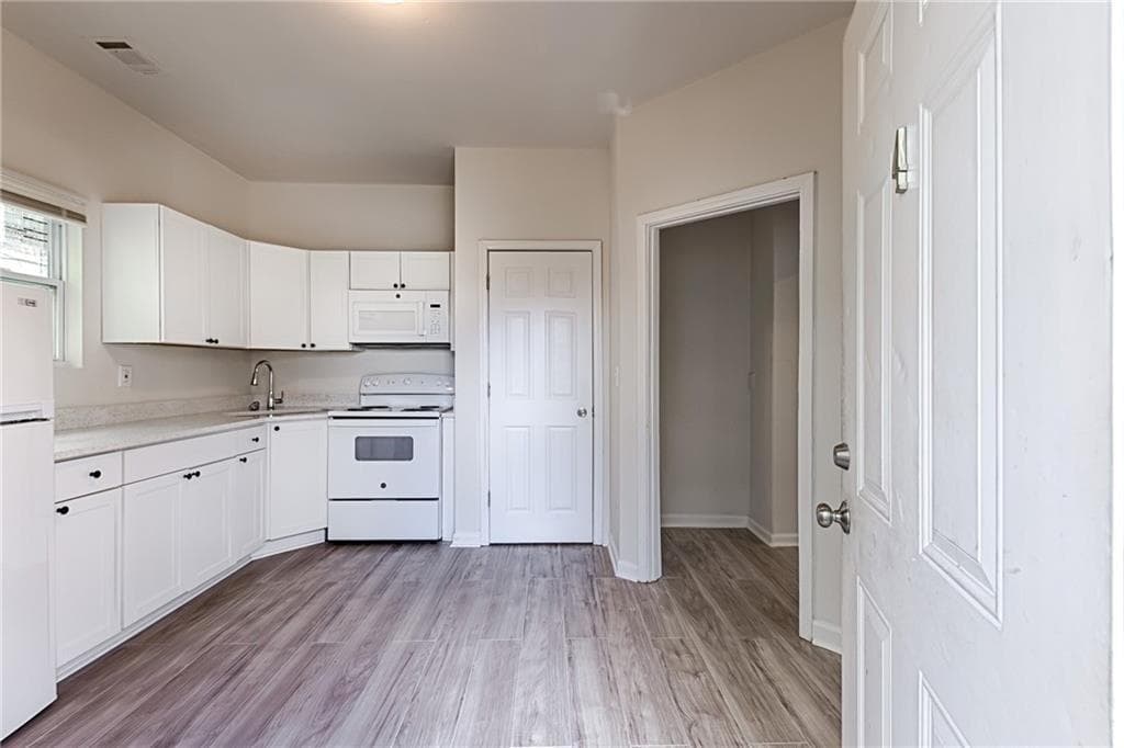 1 bedroom, 1 bathroom, 2,350 sq ft quadruplex for rent at 987 Dimmock Street, Atlanta, GA 30310 for $995 a month — photo 2