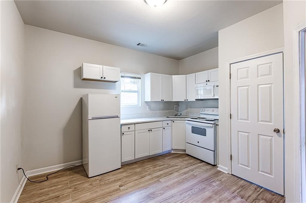 1 bedroom, 1 bathroom, 2,350 sq ft quadruplex for rent at 987 Dimmock Street, Atlanta, GA 30310 for $995 a month — photo 3
