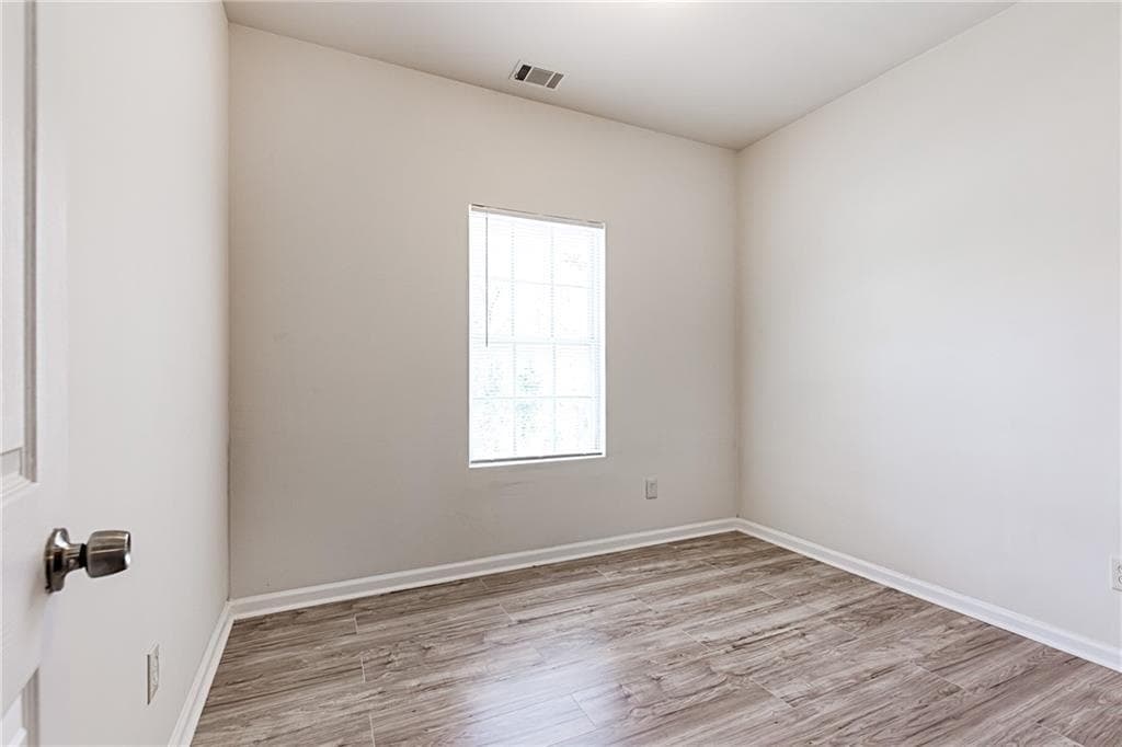 1 bedroom, 1 bathroom, 2,350 sq ft quadruplex for rent at 987 Dimmock Street, Atlanta, GA 30310 for $995 a month — photo 8