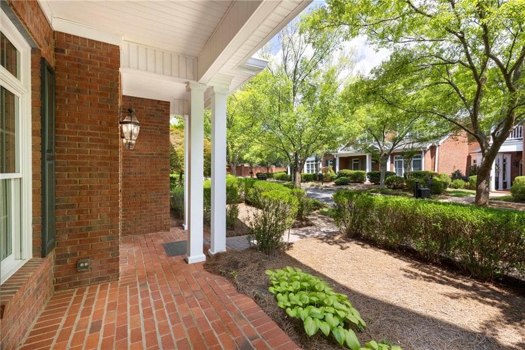 3 bedroom, 4 bathroom, 2,843 sq ft townhouse for sale at 8720 Parker Place, Roswell, GA 30076 — photo 3
