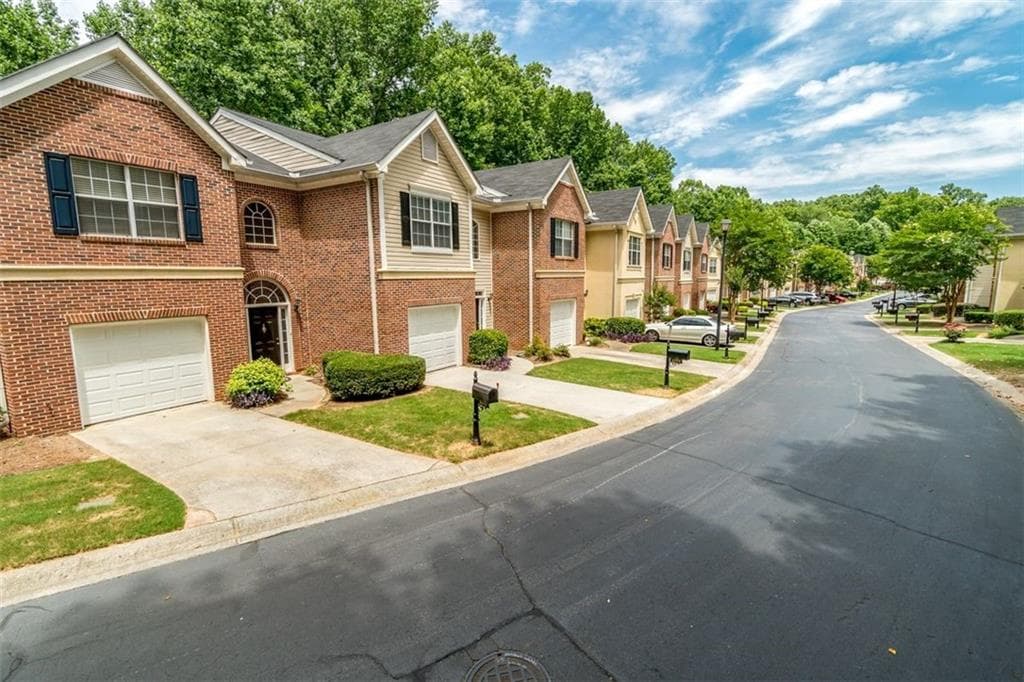 3 bedroom, 3 bathroom, 1,828 sq ft townhouse for rent at 4173 Rogers Creek Court, Duluth, GA 30096 for $2,195 a month — photo 2