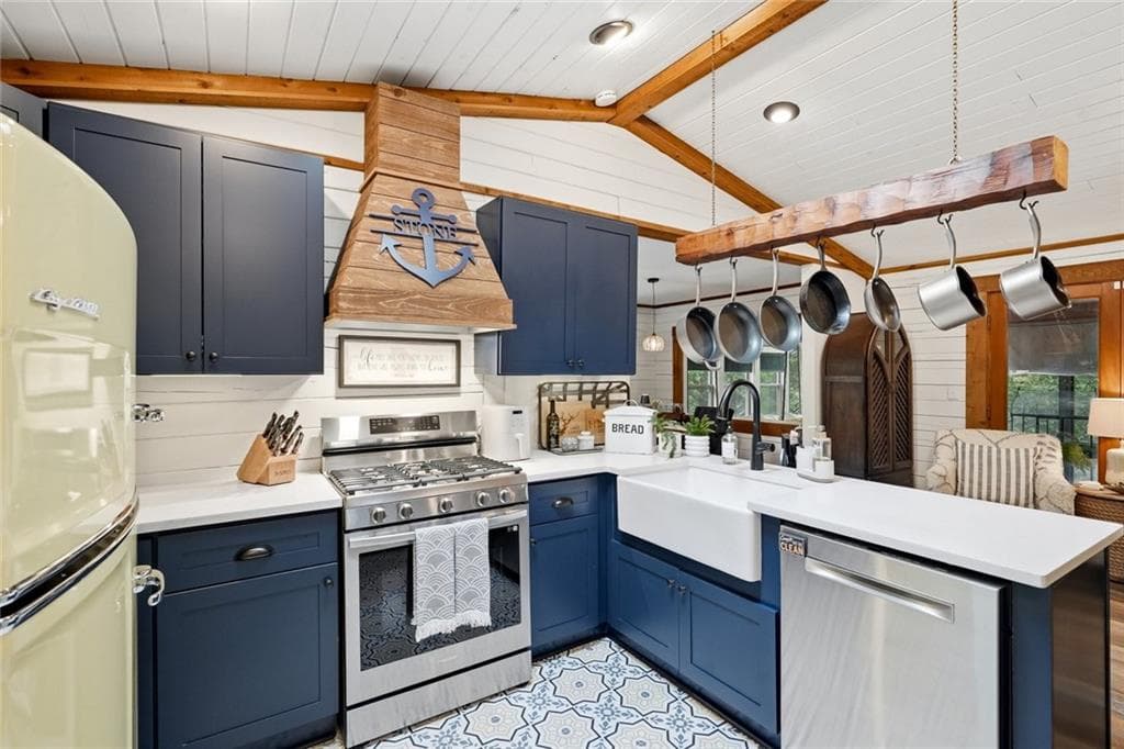 3 bedroom, 3 bathroom, 2,912 sq ft single family residence for sale at 3680 Sinclair Shores Road, Cumming, GA 30041 — photo 6