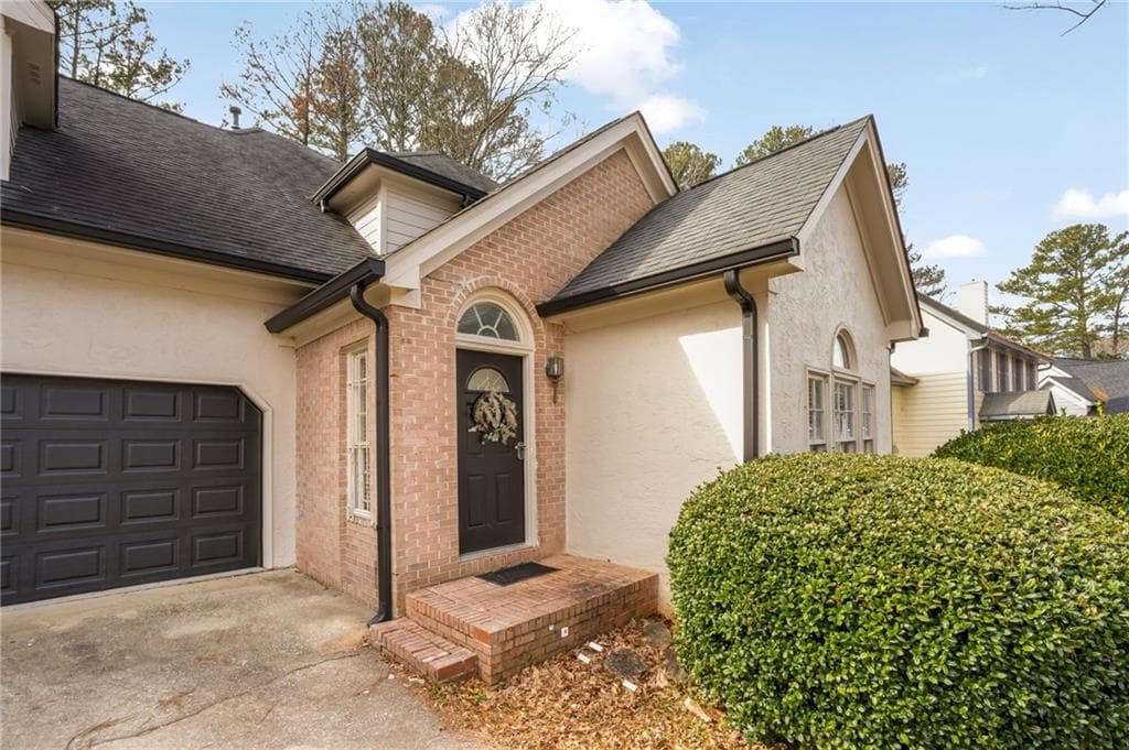 3 bedroom, 3 bathroom, 1,850 sq ft single family residence under contract at 458 Stonebridge Court, Stone Mountain, GA 30083 — photo 2