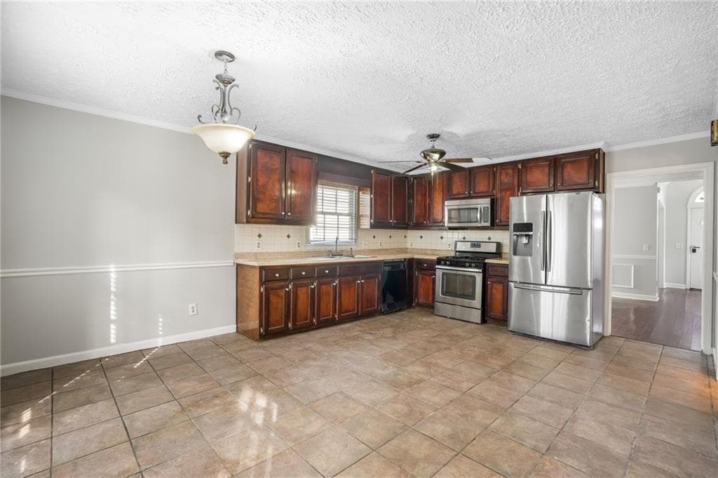 3 bedroom, 3 bathroom, 1,850 sq ft single family residence under contract at 458 Stonebridge Court, Stone Mountain, GA 30083 — photo 4