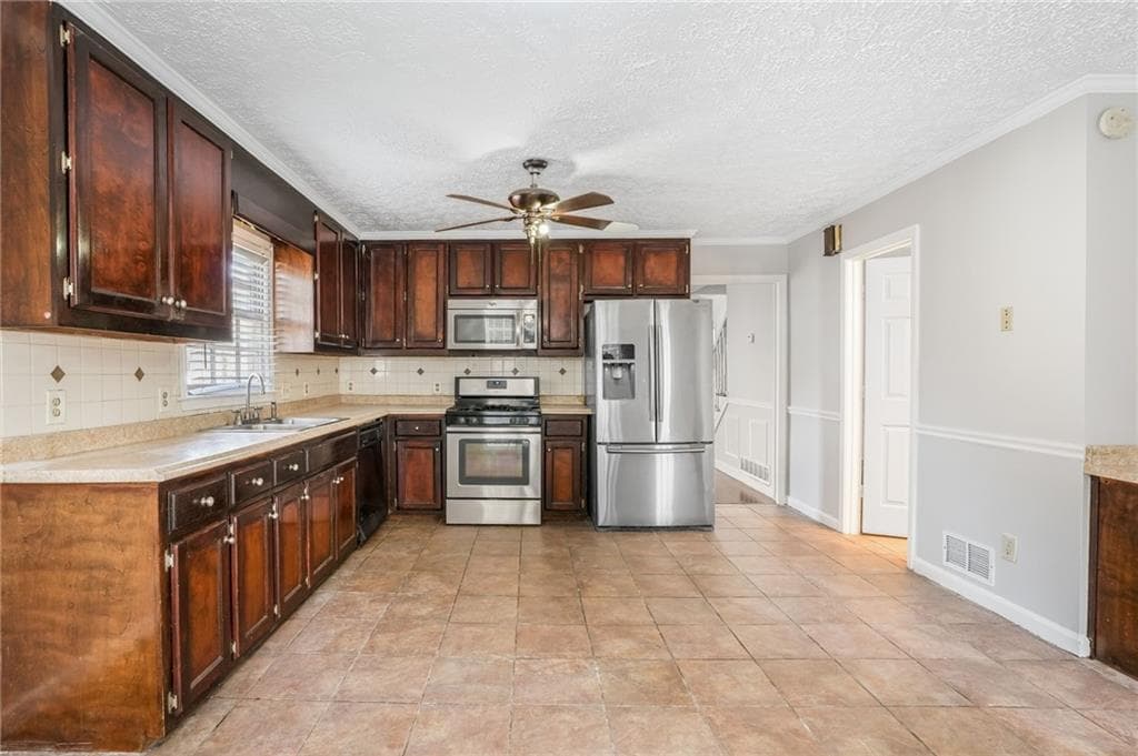 3 bedroom, 3 bathroom, 1,850 sq ft single family residence under contract at 458 Stonebridge Court, Stone Mountain, GA 30083 — photo 9