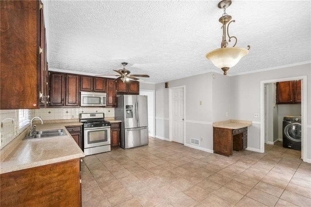 3 bedroom, 3 bathroom, 1,850 sq ft single family residence under contract at 458 Stonebridge Court, Stone Mountain, GA 30083 — photo 10