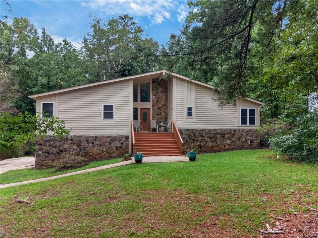 5 bedroom, 3 bathroom, 3,284 sq ft single family residence for sale at 6715 Live Oak Lane, Douglasville, GA 30135 — photo 4
