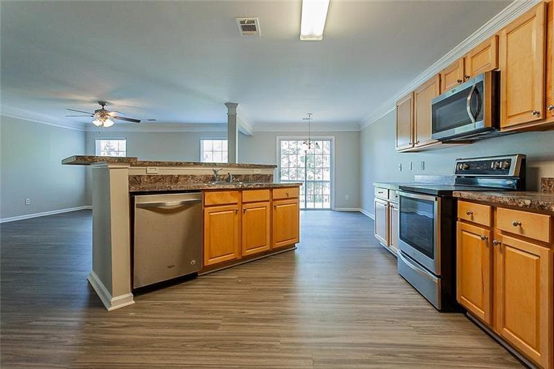 6 bedroom, 3 bathroom, 2,866 sq ft single family residence for rent at 3035 Whittier Way, Cumming, GA 30040 for $3,100 a month — photo 9