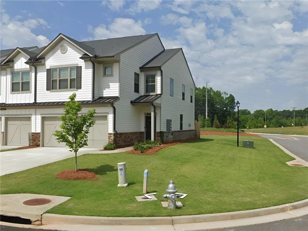 3 bedroom, 3 bathroom, 2,021 sq ft townhouse for rent at 5610 Flint Lane, Cumming, GA 30028 for $1,999 a month — photo 2