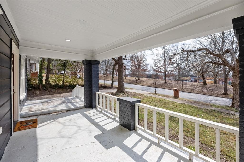 3 bedroom, 2 bathroom single family residence under contract at 943 Rose Circle, Atlanta, GA 30310 — photo 2