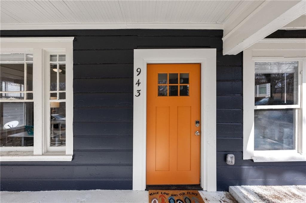 3 bedroom, 2 bathroom single family residence under contract at 943 Rose Circle, Atlanta, GA 30310 — photo 3