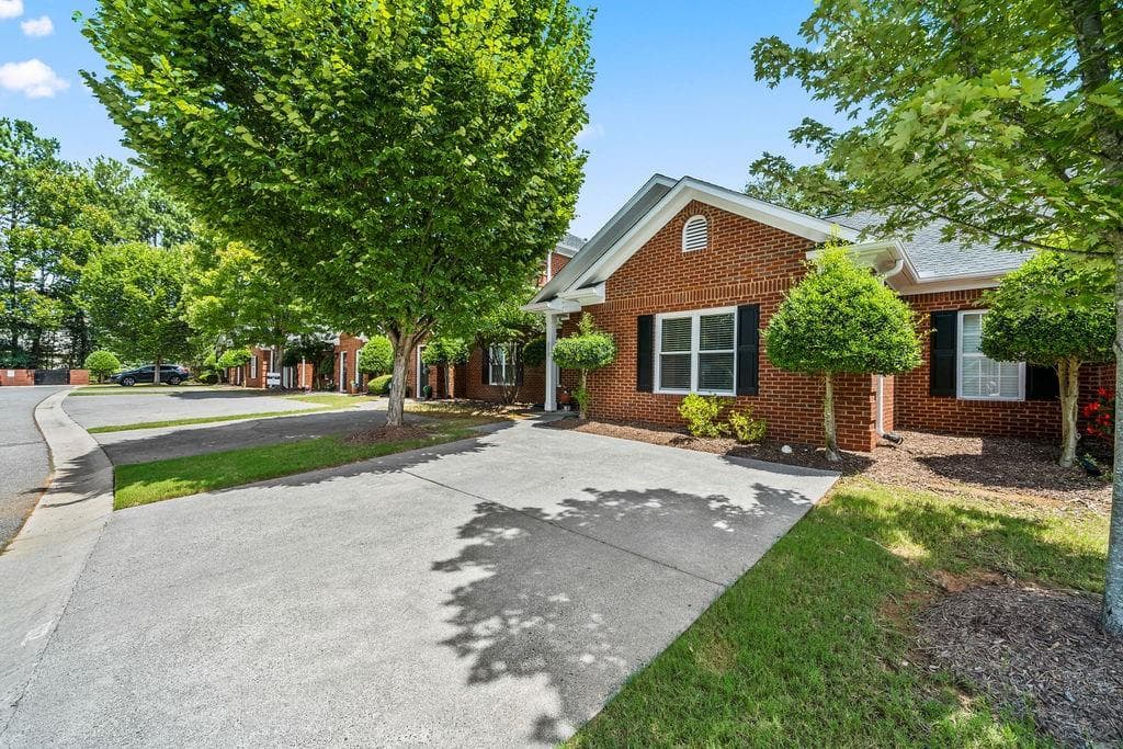 2 bedroom, 2 bathroom, 1,272 sq ft condominium under contract at 612 Manor Way, Cartersville, GA 30120