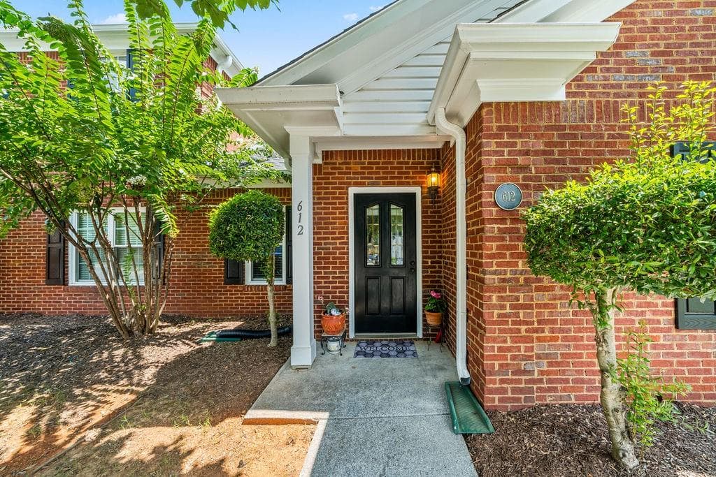 2 bedroom, 2 bathroom, 1,272 sq ft condominium under contract at 612 Manor Way, Cartersville, GA 30120 — photo 3