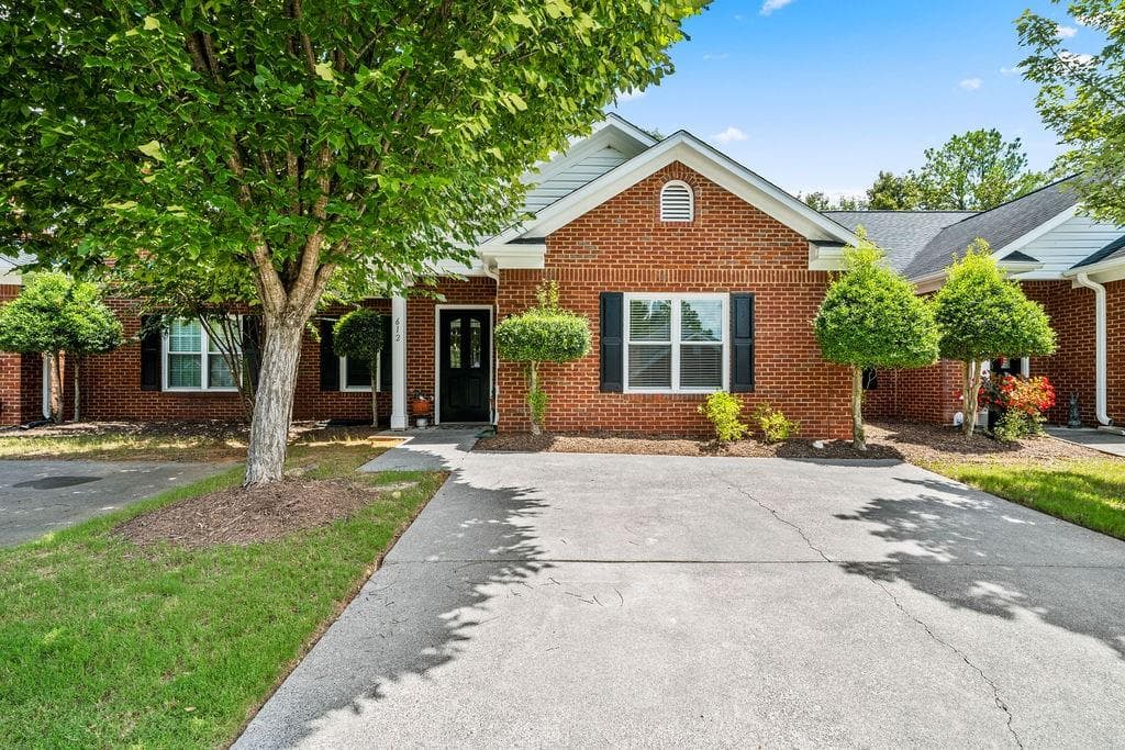 2 bedroom, 2 bathroom, 1,272 sq ft condominium under contract at 612 Manor Way, Cartersville, GA 30120 — photo 2