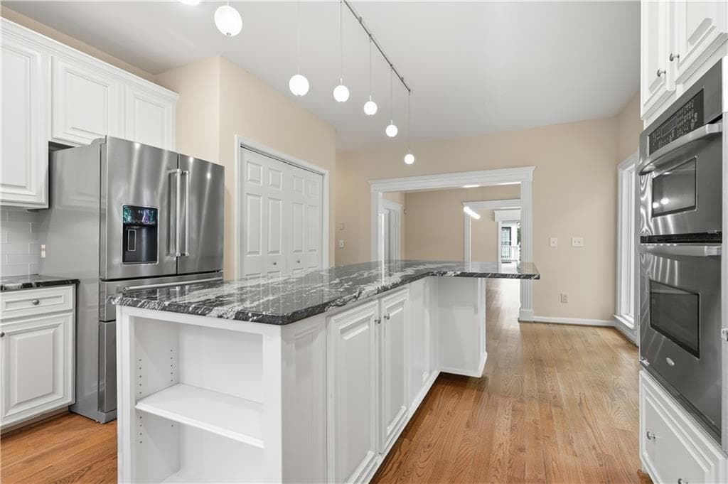 4 bedroom, 4 bathroom, 4,148 sq ft single family residence for sale at 110 Bitternut Circle, Roswell, GA 30076 — photo 2