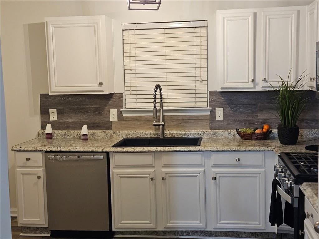 4 bedroom, 3 bathroom, 2,034 sq ft single family residence under contract at 4230 Winston Circle, Atlanta, GA 30349 — photo 3