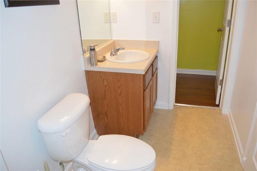3 bedroom, 4 bathroom, 1,983 sq ft townhouse for sale at 1473 Knights Trail, Stone Mountain, GA 30083 — photo 3