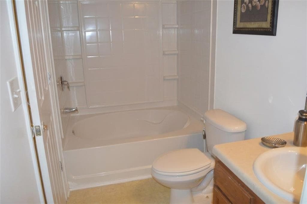 3 bedroom, 4 bathroom, 1,983 sq ft townhouse for sale at 1473 Knights Trail, Stone Mountain, GA 30083 — photo 4