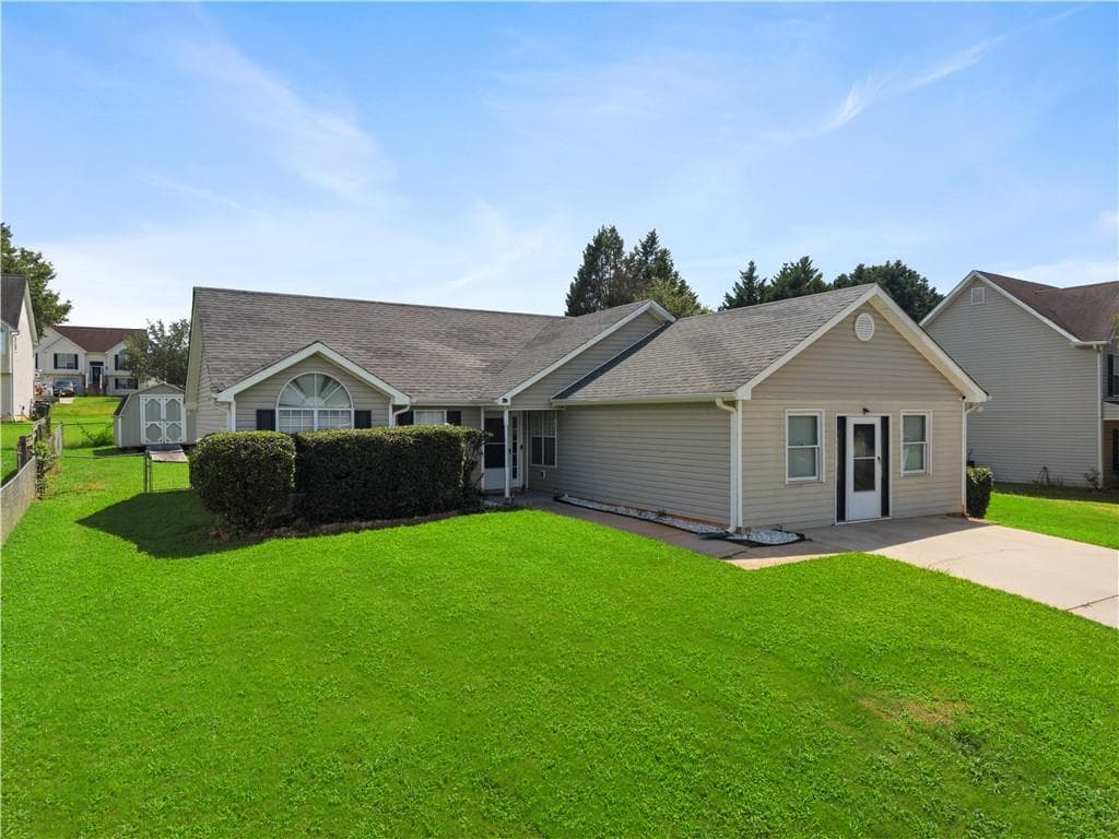3 bedroom, 2 bathroom, 1,291 sq ft single family residence under contract at 7001 Kingston Lane, Mcdonough, GA 30253 — photo 2