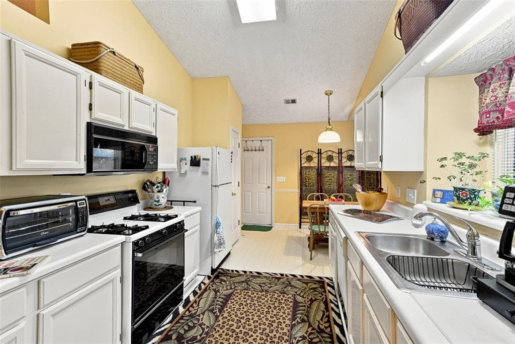 3 bedroom, 2 bathroom, 1,523 sq ft single family residence for sale at 3554 Plum Creek Trail, Kennesaw, GA 30152 — photo 9