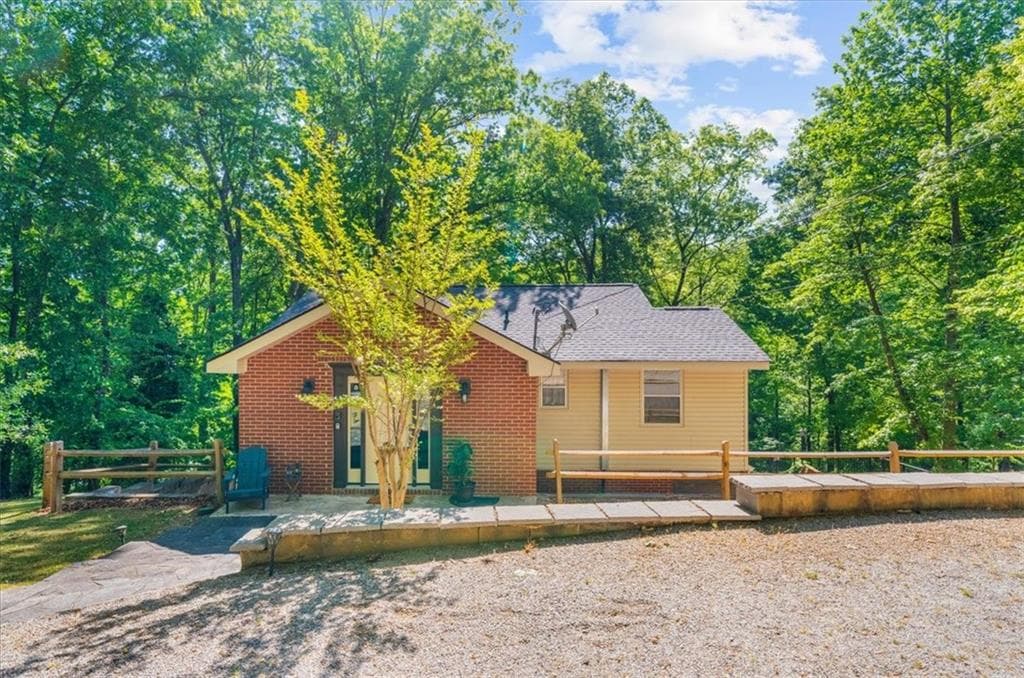 4 bedroom, 3 bathroom, 2,202 sq ft single family residence for sale at 9670 Lee Circle, Gainesville, GA 30506 — photo 3