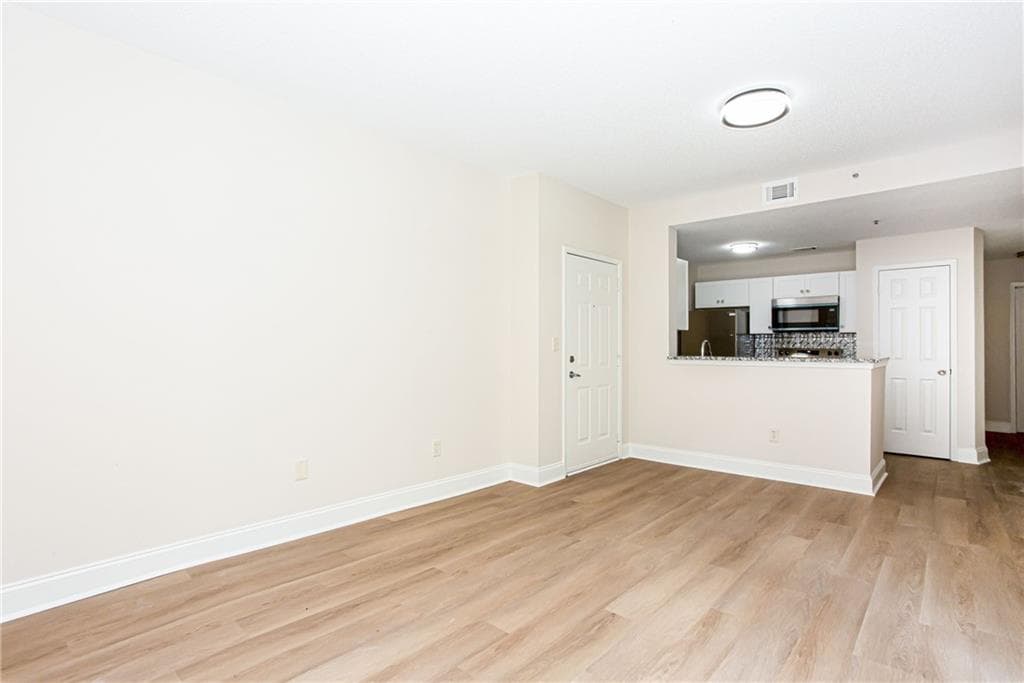 1 bedroom, 1 bathroom, 720 sq ft condominium for sale at 1075 Peachtree Walk A312, Atlanta, GA 30309 — photo 4