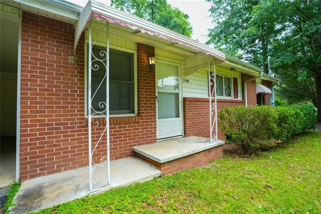 3 bedroom, 1 bathroom, 962 sq ft single family residence for sale at 7598 Connell Drive, Jonesboro, GA 30236 — photo 2