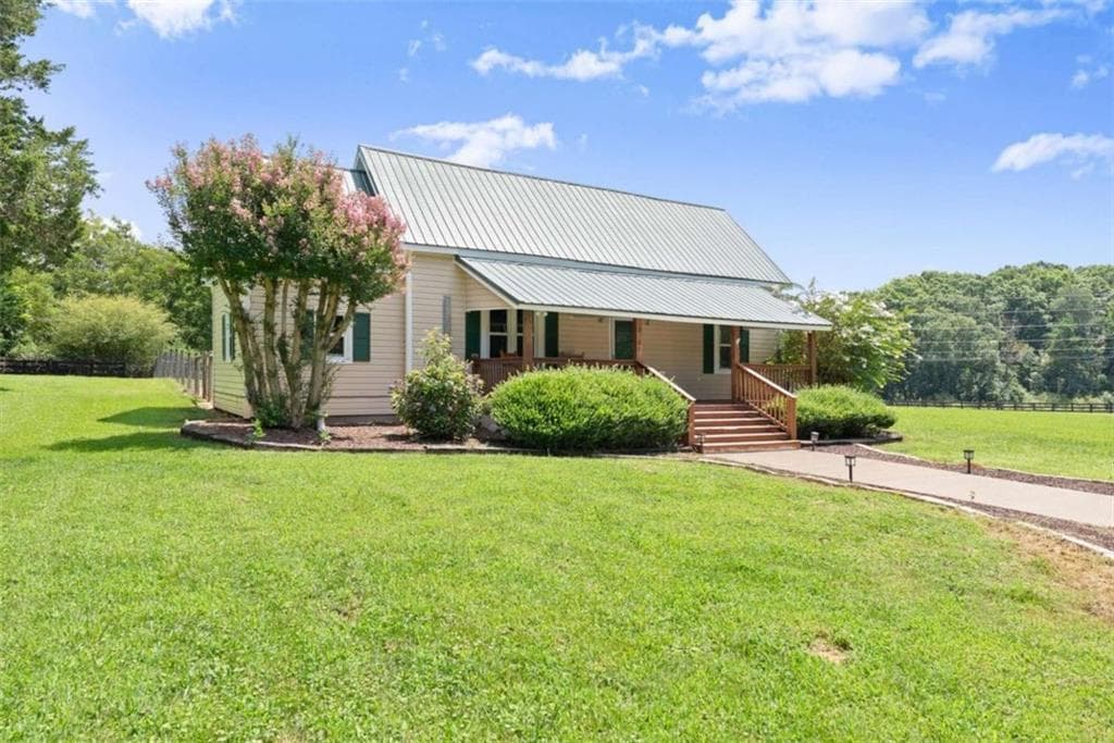 2 bedroom, 1 bathroom, 1,088 sq ft single family residence for sale at 6806 Shoal Creek Road, Clermont, GA 30527