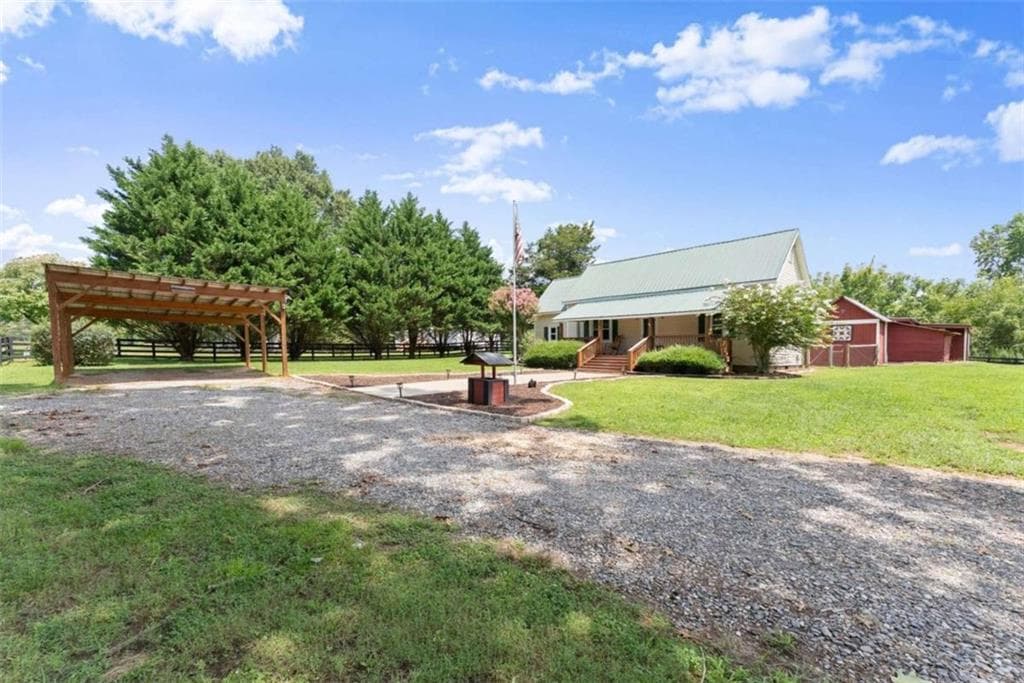 2 bedroom, 1 bathroom, 1,088 sq ft single family residence for sale at 6806 Shoal Creek Road, Clermont, GA 30527 — photo 3