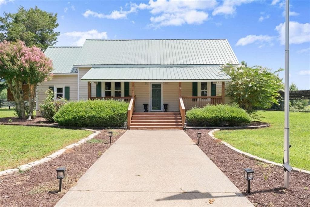 2 bedroom, 1 bathroom, 1,088 sq ft single family residence for sale at 6806 Shoal Creek Road, Clermont, GA 30527 — photo 4