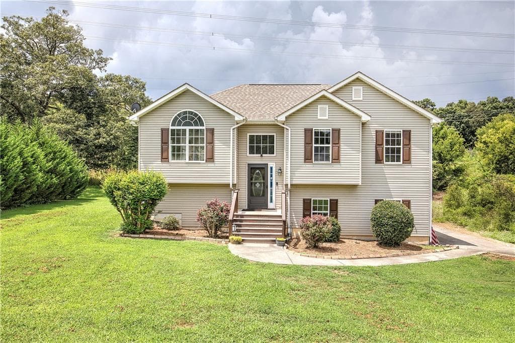 4 bedroom, 2 bathroom, 1,832 sq ft single family residence under contract at 258 Hunters Crossing, Calhoun, GA 30701