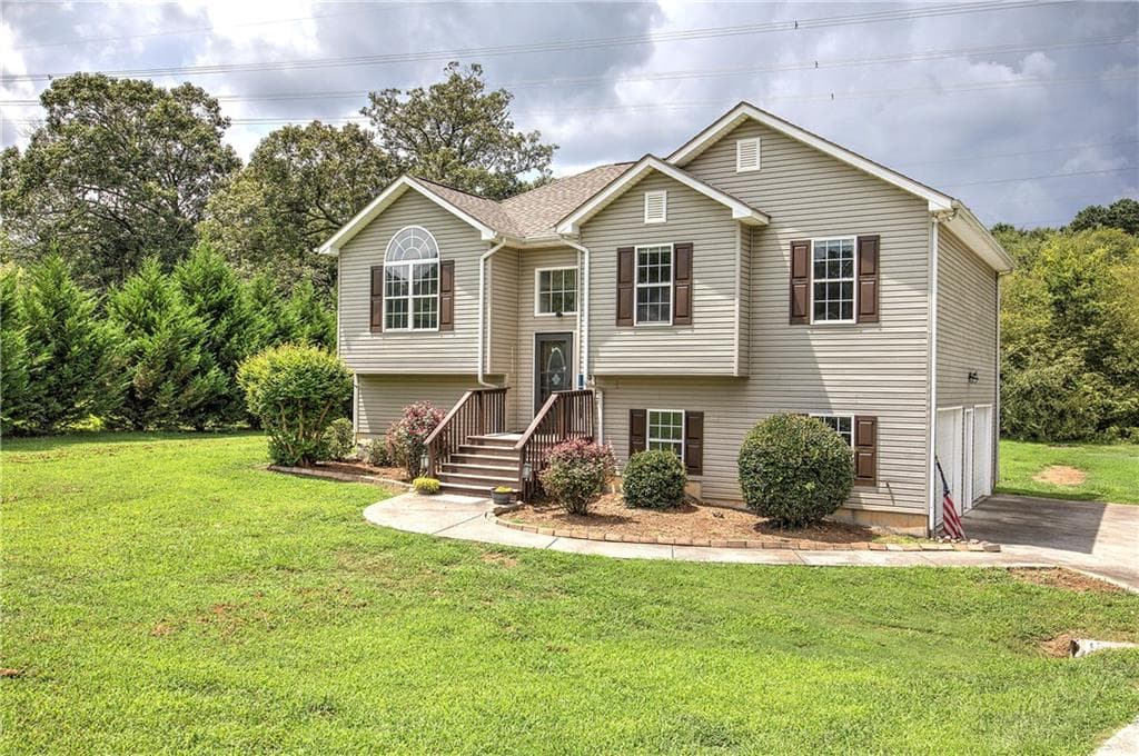 4 bedroom, 2 bathroom, 1,832 sq ft single family residence under contract at 258 Hunters Crossing, Calhoun, GA 30701 — photo 2