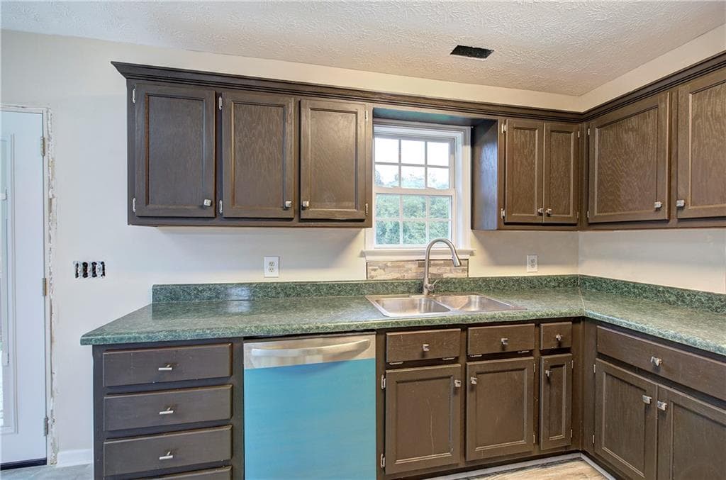 4 bedroom, 2 bathroom, 1,832 sq ft single family residence under contract at 258 Hunters Crossing, Calhoun, GA 30701 — photo 9