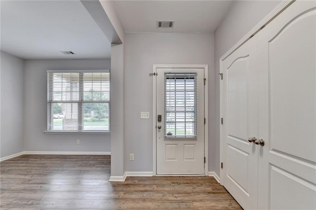 4 bedroom, 3 bathroom, 2,250 sq ft single family residence under contract at 515 Creekshire Circle, Canton, GA 30115 — photo 3
