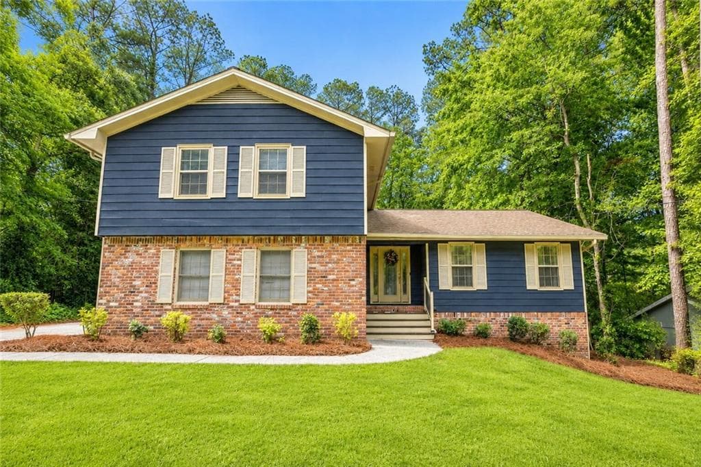 5 bedroom, 4 bathroom, 2,781 sq ft single family residence under contract at 2711 Georgian Court, Marietta, GA 30068 — photo 2