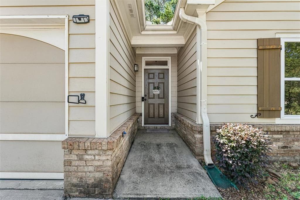 3 bedroom, 2 bathroom, 1,729 sq ft single family residence under contract at 1970 Lily Valley Drive, Lawrenceville, GA 30045 — photo 2