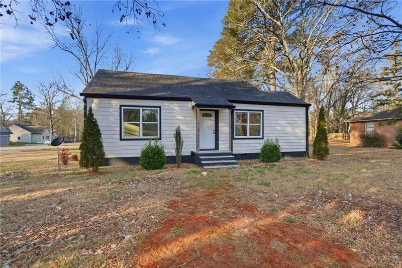 2 bedroom, 2 bathroom, 996 sq ft single family residence under contract at 303 Glen Iris Drive, Monroe, GA 30655 — photo 2