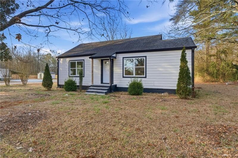 2 bedroom, 2 bathroom, 996 sq ft single family residence under contract at 303 Glen Iris Drive, Monroe, GA 30655 — photo 3