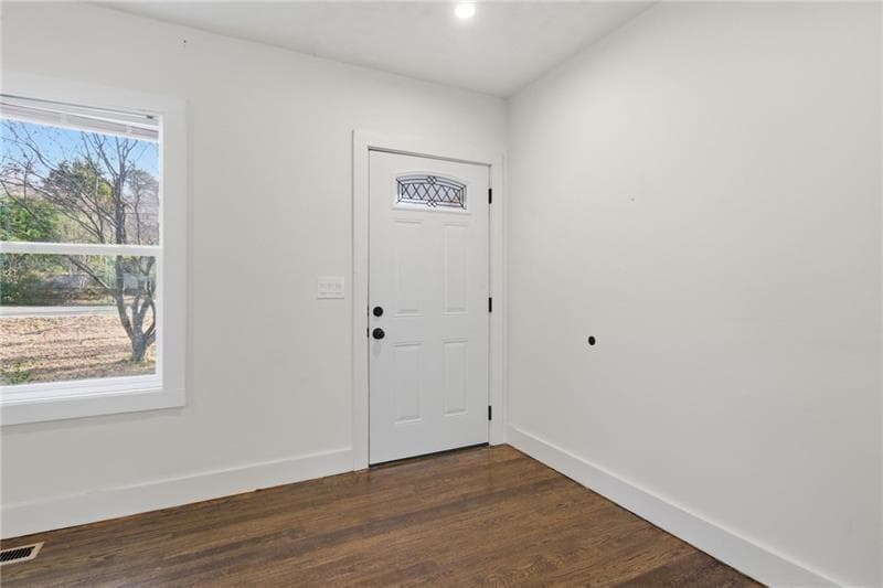 2 bedroom, 2 bathroom, 996 sq ft single family residence under contract at 303 Glen Iris Drive, Monroe, GA 30655 — photo 4