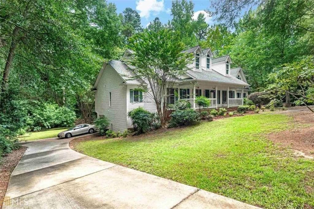 5 bedroom, 4 bathroom, 5,396 sq ft single family residence for sale at 6582 Aquila Drive, Morrow, GA 30260 — photo 3