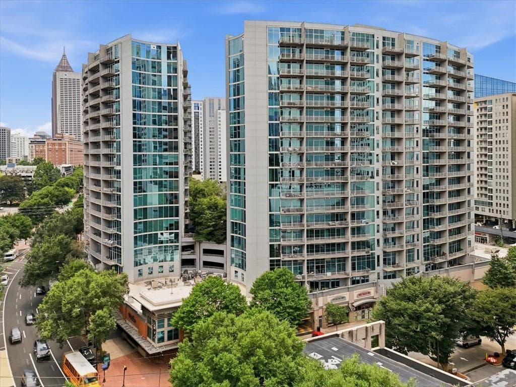 2 bedroom, 2 bathroom, 1,091 sq ft condominium for sale at 44 Peachtree Place 1431, Atlanta, GA 30309 — photo 2