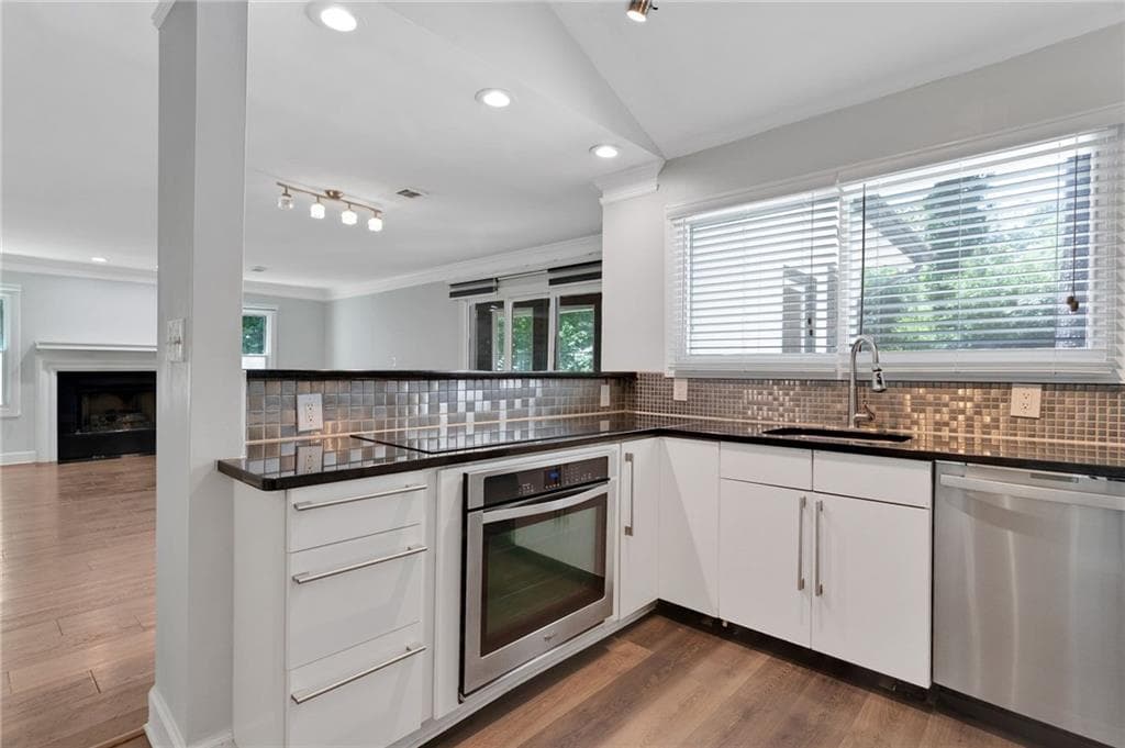 3 bedroom, 3 bathroom, 2,166 sq ft townhouse for sale at 1452 Briaroaks Trail, Atlanta, GA 30329 — photo 9
