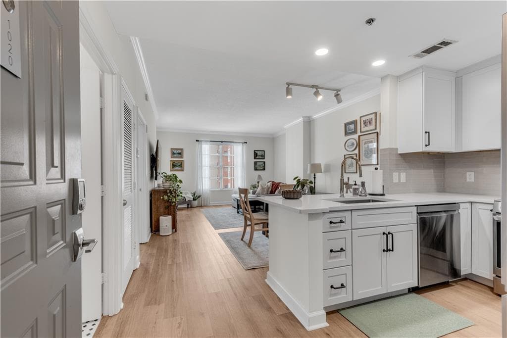 1 bedroom, 1 bathroom, 764 sq ft condominium sold at 1101 Juniper Street 1020, Atlanta, GA 30309