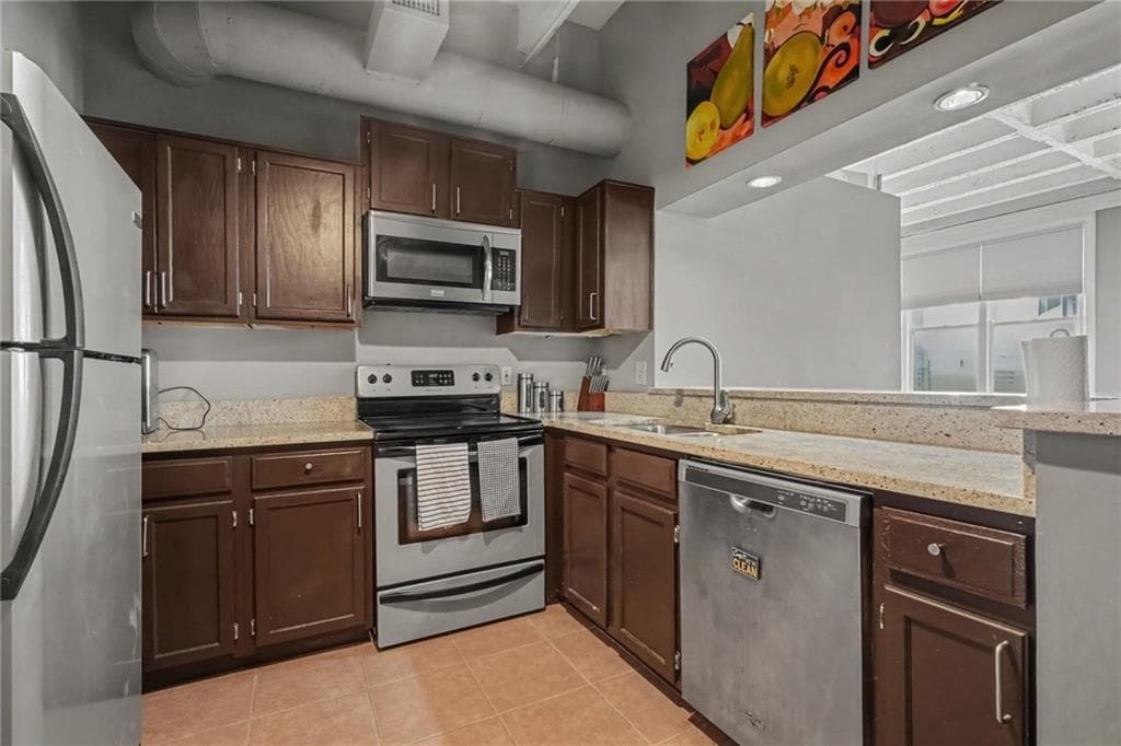 1 bedroom, 1 bathroom, 586 sq ft condominium for sale at 32 Peachtree Street 1405, Atlanta, GA 30303 — photo 2