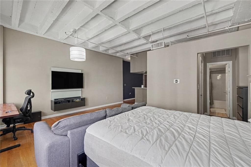 1 bedroom, 1 bathroom, 586 sq ft condominium for sale at 32 Peachtree Street 1405, Atlanta, GA 30303 — photo 8