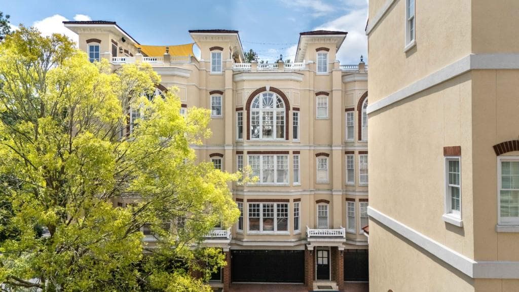 2 bedroom, 3 bathroom, 1,910 sq ft townhouse under contract at 3541 Roswell Road 9, Atlanta, GA 30305