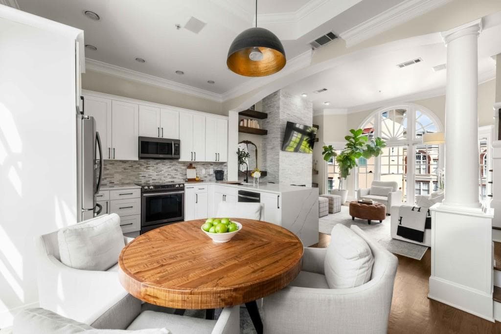 2 bedroom, 3 bathroom, 1,910 sq ft townhouse under contract at 3541 Roswell Road 9, Atlanta, GA 30305 — photo 8